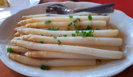 Ein Teller mit Spargel
