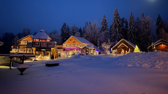 Das Lapland Guesthouse in Kangos im Schnee mit Weihnachtsbeleuchtung. 