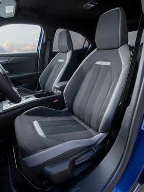 Blick auf die Vordersitze des Opel Mokka.