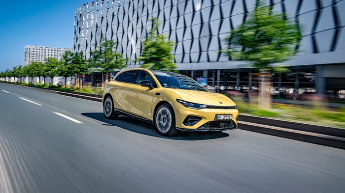 Leapmotor B05 fährt über eine Straße. 