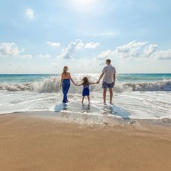 Eine Familie am sommerlichen Strand