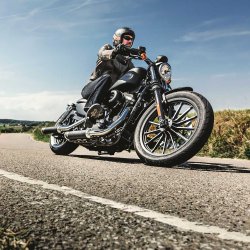 Ein Motorradfahrer fährt auf einer Straße.