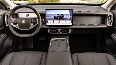 Blick in das Cockpit des Leapmotor B10