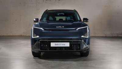 Die Frontansicht der Kia EV5. 