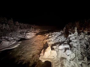 Der Wasserfall Kalixälven im Schnee. 