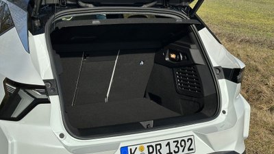 Geöffneter Kofferraum des Renault Scenic E-Tech 220 