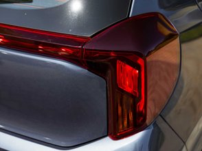 Nahaufnahme der Rückleuchten eines Kia Picanto.
