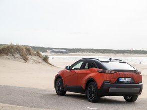 Der Subaru Uncharted steht am Strand. 