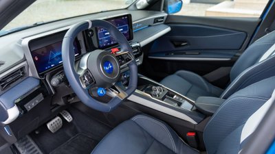 Blick in das Cockpit der Alpine A290.