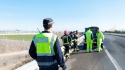 Ein Beamter der Policia bei einem Verkehrsunfall. 