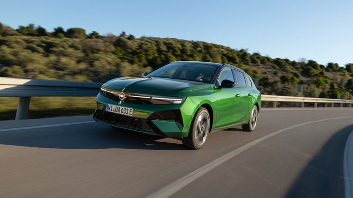 Der Opel Astra Sports Tourer Electric in der Farbe Clover Green Metallic. 