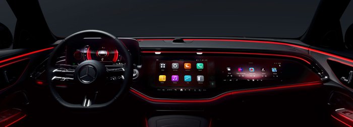 Modernes Auto mit Bildschirm von innen.