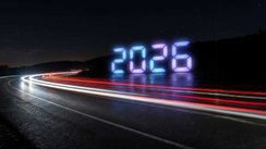 Straße mit Lichtspuren und der Jahrzahl 2026.