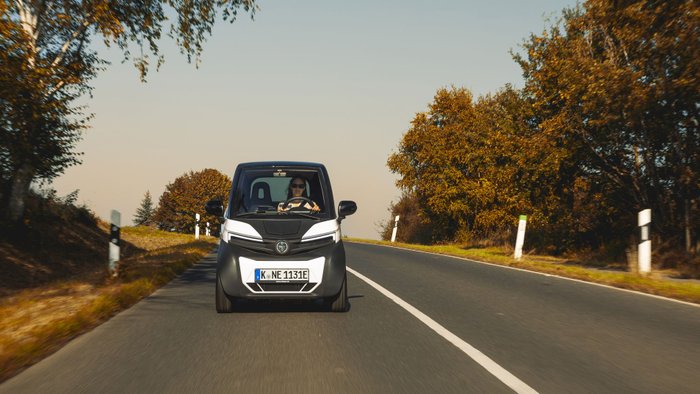 Silence S04 fährt auf einer Landstraße.