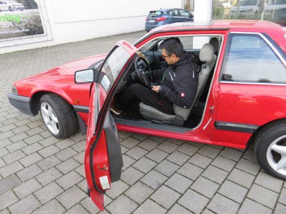 Dekra-Prüfer Markus Becker auf dem Fahrersitz des Honda Prelude Coupé.