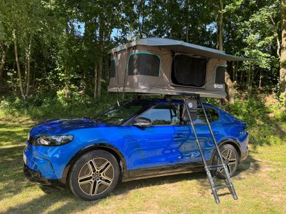 Der Ford Capri mit geöffnetem Dachzelt.