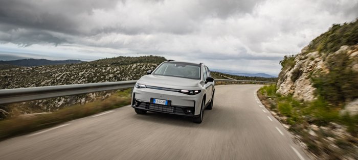 Leapmotor C10 REEV fährt auf einer schmalen Bergstraße.