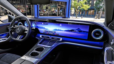 Blick in das Cockpit des Mercedes-Benz C 400 4Matic Elektro