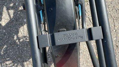Der Gepäckträger eines Lastenrades mit Angabe der Zuladung