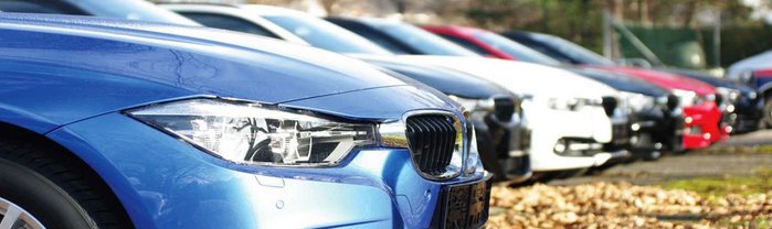 Viele Autos in einer Reihe zu sehen.