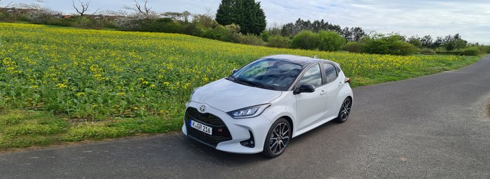 Toyota Hybrid auf der Landstraße.