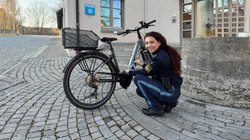 Polizistin beim Registrieren eines Pedelecs.