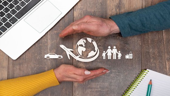 Zwei Hände umfassen grafische Symbole zum Thema Reise und Familie.