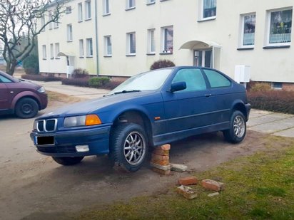Auto nachdem etwas geklaut wurde auf einer Erhöhung.