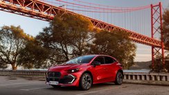 Roter Renault Clio mit Brücke im Hintergrund 