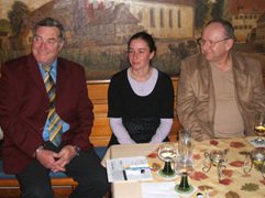 Drei Personen auf einer Bank.