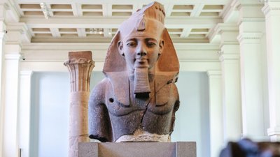 Blick auf die Statue von Ramses II. im British Museum in London.