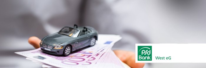 Graues Modellauto auf 500-Euro-Scheinen.