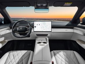 Blick in das Cockpit des Changan Deepal S07 in hellen Tönen.
