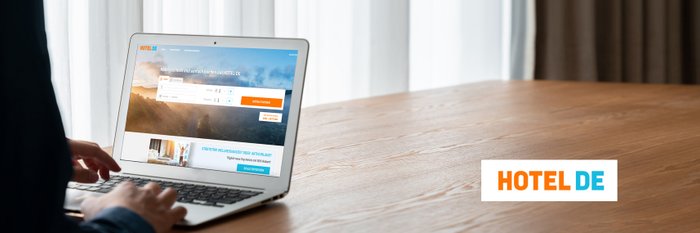 Ein Laptop mit der Homepage von HotelDe.