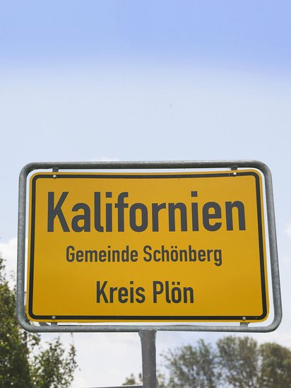Ortschild mit der Aufschrift "Kalifornien" im Kreis Plön.