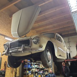 Volvo Oldtimer auf einer Hebebühne in einer Werkstadt.