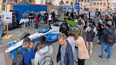 Weltmeisterauto des autonomen Rennsports auf dem Marienplatz München während der IAA 2025.