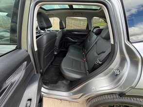 Haval H6 steht auf einem Feldweg. 