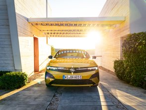 Der neue Opel Vizor an der Fahrzeugfront des Astra. 