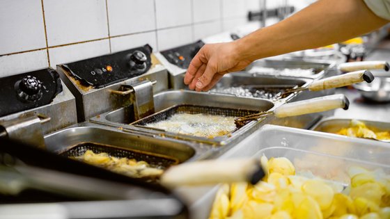 Fritteusen in einer Großküche 