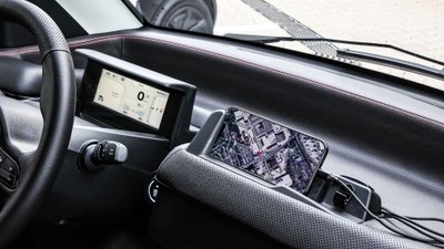 Smartphone mit Kabelverbindung auf Armaturenbrett des Silence S04.