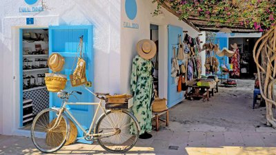 Blick auf ein Geschäft mit farbenfroher Auslage in einer Gasse.