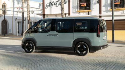 Kia PV5 in der Seitenansicht 
