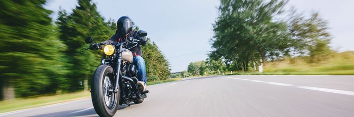 Motorrad fährt auf der Straße.