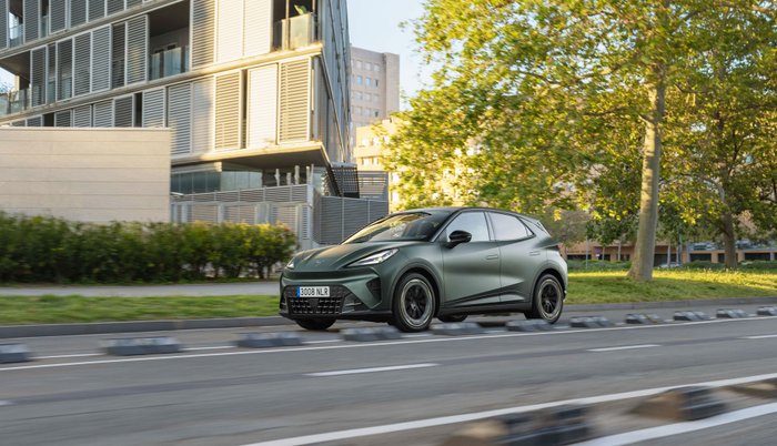 Ein Cupra Raval fährt durch die Stadt.