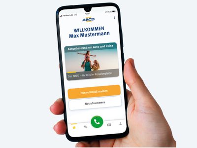 Hand hält Smartphone, darauf geöffnet die ARCD-App.