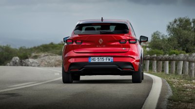 Renault Clio auf einer Landstraße von hinten