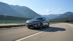 BYD Seal 6 DM-i Touring fährt auf einer Landstraße.