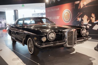 Schwarzer Stutz Blackhawk III in Ausstellung vor einem Foto mit Elvis.