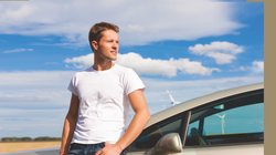 junger Mann mit Blick auf die Seite.